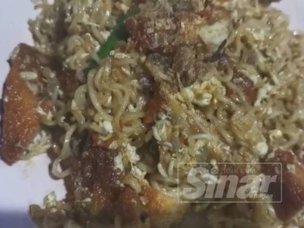 Mi segera ayam goreng yang dipesan pelanggan dihidang bersama ulat. 