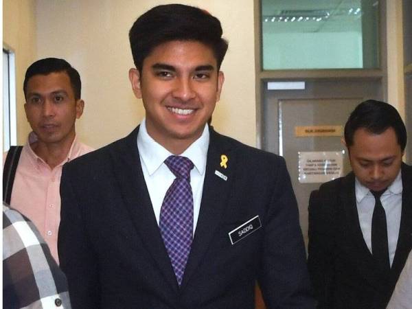 Syed Saddiq ketika keluar selepas memberi keterangan pada perbicaraan kes pengendali laman blog, Papagomo, yang menghadapi tuduhan mengaibkan dan mendatangkan kecederaan terhadapnya di Kompleks Mahkamah Kajang hari ini. - Foto Bernama