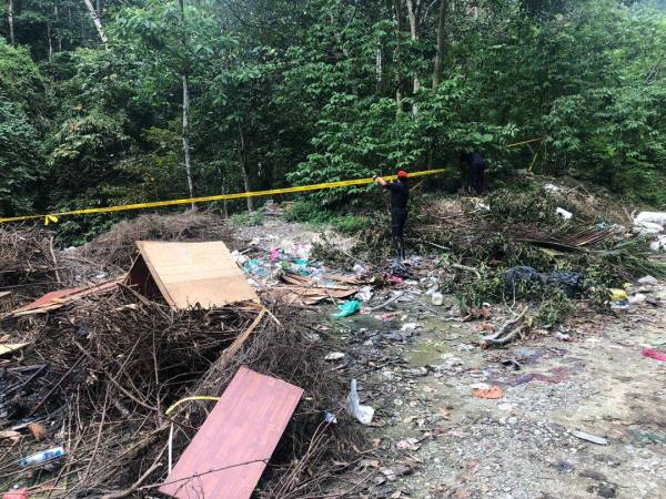 Pita kuning dipasang di tapak pembuangan sampah haram di Jalan Gombak Lama selepas tular di media sosial.