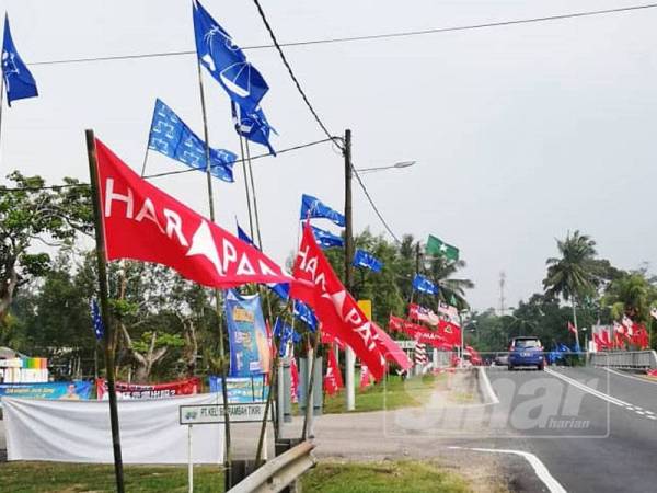 Kibaran bendera parti-parti bertanding pada PRK Tanjung Piai.