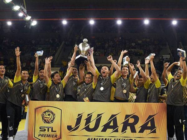 Barisan pemain Perak Bison meraikan kejayaan muncul juara STL 2019 di Stadium Indera Mulia, Ipoh, malam kelmarin. - Foto: Sepak Takraw League