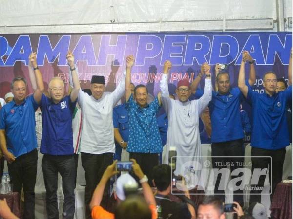 Ahmad Zahid (tiga dari kiri), Abdul Hadi (tiga dari kanan) dan Calon BN, Datuk Seri Dr Wee Jeck Seng (tengah) bersama kepimpinan tertinggi BN dan PAS bergambar bersama di atas pentas pada Ceramah Perdana di Kampung Rimba Terjun malam tadi. - Foto: SHARIFUDIN ABDUL RAHIM