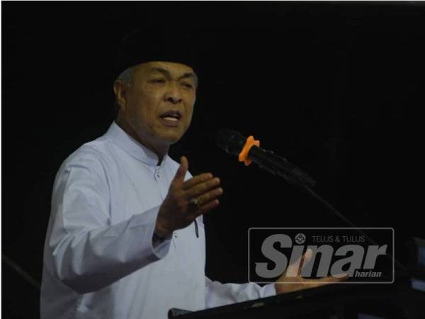 Pengerusi BN, Datuk Seri Dr Ahmad Zahid Hamidi ketika berucap pada Ceramah Perdana di Kampung Rimba Terjun, di sini malam tadi. - FOTO SHARIFUDIN ABDUL RAHIM