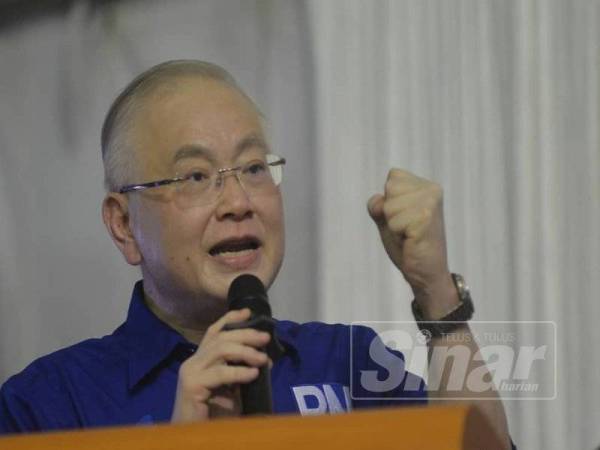 Presiden MCA, Datuk Seri Wee Ka Siong menyampaikan ucapan pada Ceramah Perdana di Kampung Rimba Terjun malam tadi. - Foto SHARIFUDIN ABDUL RAHIM