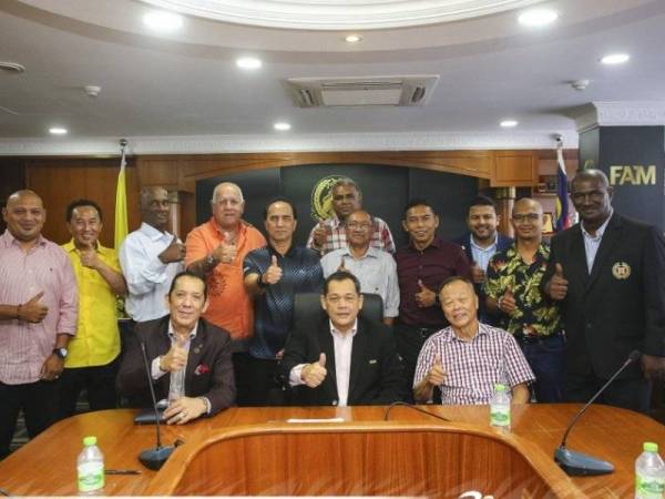 Hamidin bersama bekas pemain-pemain Harimau Malaya selepas pertemuan di Wisma FAM, Kelana Jaya semalam. - Foto: Football Association of Malaysia (Official)