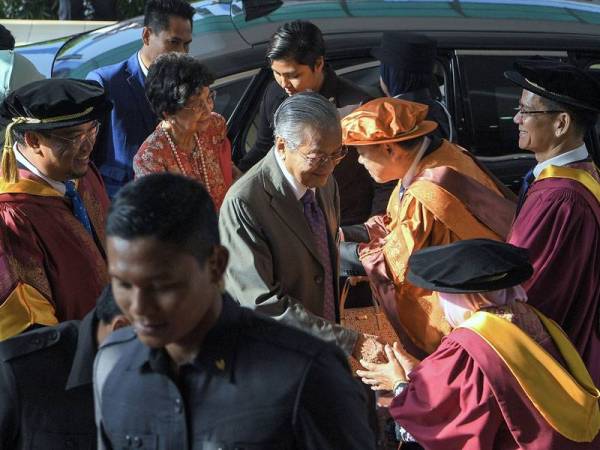 Perdana Menteri, Tun Dr Mahathir Mohamad (tengah) dan isteri, Tun Dr Siti Hasmah Mohd Ali (dua dari kiri) hadir pada Majlis Istiadat Konvokesyen Akademi Seni Budaya dan Warisan Kebangsaan (Aswara) Ke-15 di Aswara hari ini. Turut hadir Menteri Pelancongan, Seni dan Budaya, Datuk Mohamaddin Ketapi (dua dari kanan). - Foto Bernama