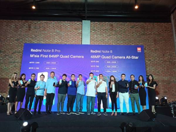 ALLEN (tujuh dari kanan) bersama rakan strategik menunjukkan siri Redmi Note 8 dan Redmi Note 8 Pro yang baharu.