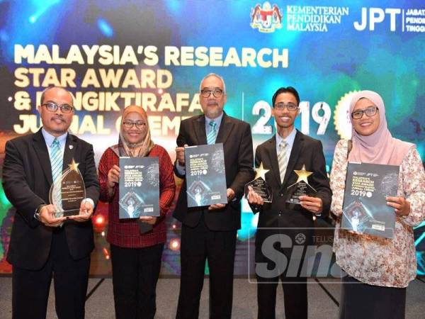 Dr Wan Azhar (tengah) hadir menerima Anugerah MRSA bagi Universiti Terbaik Penyelidikan dan Inovasi.
