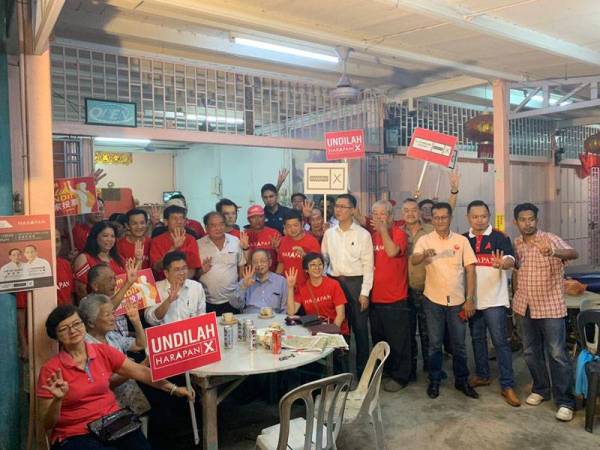 Kit Siang bersama penduduk Tanjung Piai pada program Forum Kopitiam di Kampung Penerok malam tadi.