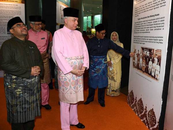 Sultan Perak Sultan Nazrin Shah (tengah) berkenan melawat pameran pada Majlis Sambutan Jubli Emas Majlis Kebangsaan bagi Hal Ehwal Ugama Islam Malaysia (MKI) di Pusat Konvensyen Antarabangsa Putrajaya (PICC) hari ini. - Foto Bernama
