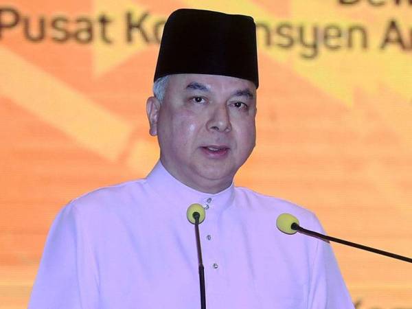 Sultan Perak Sultan Nazrin Shah berkenan menyampaikan Titah Diraja pada Majlis Sambutan Jubli Emas Majlis Kebangsaan bagi Hal Ehwal Ugama Islam Malaysia (MKI) di Pusat Konvensyen Antarabangsa Putrajaya (PICC) hari ini. - Foto Bernama