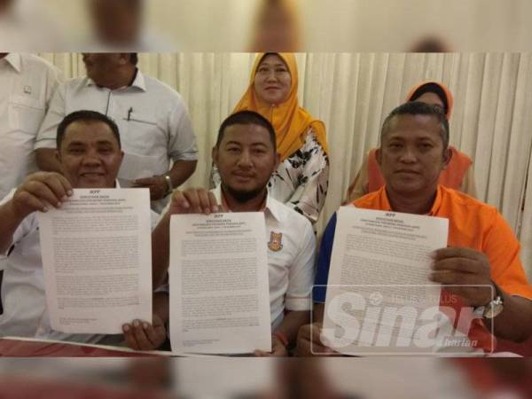 Duduk dari kiri, Sulong Jamil, Presiden Majlis Belia Felda Malaysia (MBFM), Muhammad Fadzli Hasan dan Fakhrurrazi menunjukkan kenyataan bantahan terhadap usaha pihak ketiga mengambil alih pegangan saham majoriti FGV pada sidang media hari ini.