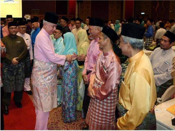 Sultan Nazrin (tengah) berkenan bersalaman dengan tetamu pada Majlis Sambutan Jubli Emas Majlis Kebangsaan bagi Hal Ehwal Ugama Islam Malaysia (MKI) di Pusat Konvensyen Antarabangsa Putrajaya (PICC) hari ini.
Turut kelihatan Menteri di Jabatan Perdana Menteri Datuk Seri Dr Mujahid Yusof (kiri). - Foto: Bernama