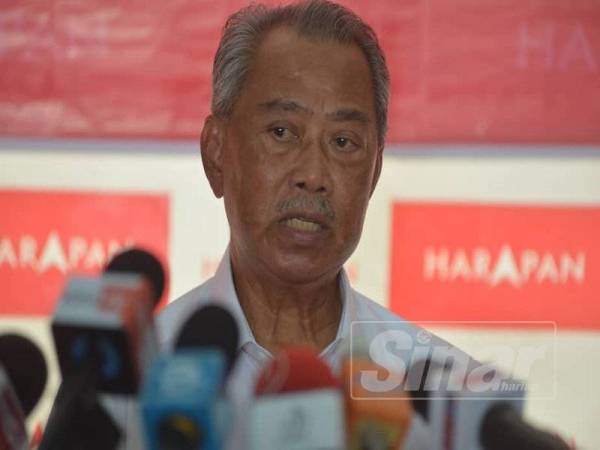 Presiden Bersatu, Tan Sri Muhyiddin Yassin bercakap pada sidang media di Eco Rambah Homestay di sini hari ini. - Foto SHARIFUDIN ABDUL RAHIM