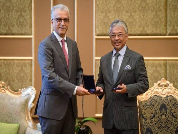 Al-Sultan Abdullah (kanan) berkenan menerima persembahan anugerah AFC Diamond of Asia daripada Shaikh Salman pada majlis menerima menghadap Presiden AFC dan persembahan anugerah itu di Istana Negara hari ini. - Foto Bernama