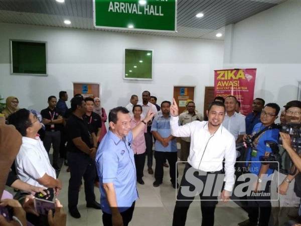 Sahruddin (kanan) menunggu penumpang feri di Terminal Feri Antarabangsa Kukup pada hari pertama pembukaan semula terminal terbabit hari ini.