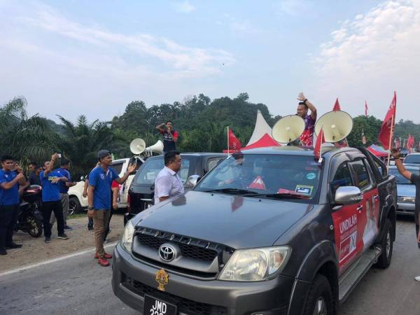 Suasana di Pasar Lambak South Malaya petang semalam ketika Sahruddin melakukan walkabout di lokasi kempen yang sama dengan Pemuda Barisan Nasional.