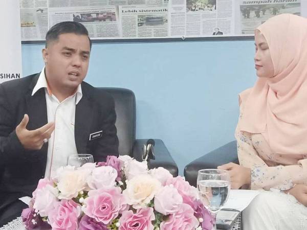 Dari kiri Sharudin bersama wartawan, Nor Khalilah pada program Sinar Live bersama Sinar Harian hari ini.