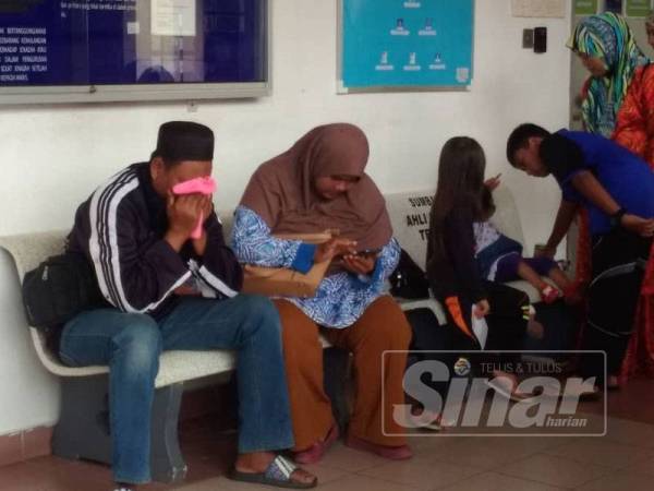 Asmaliza (kanan) dan Nurul Amin sebak ketika ditemui di Unit Forensik Hoshas Temerloh hari ini.