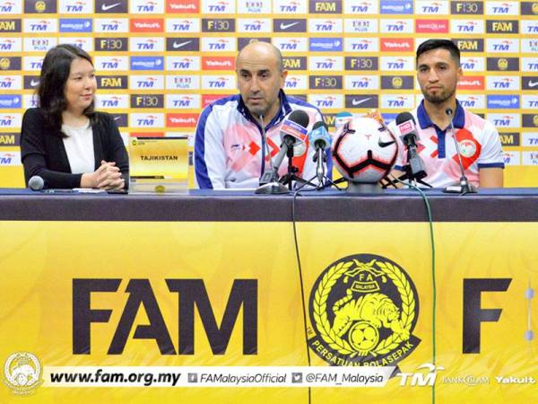 Usmon (dua dari kiri) dan Nazarov ketika menjawab soalan wartawan pada sidang media hari ini. - Foto Football Association of Malaysia (Official)