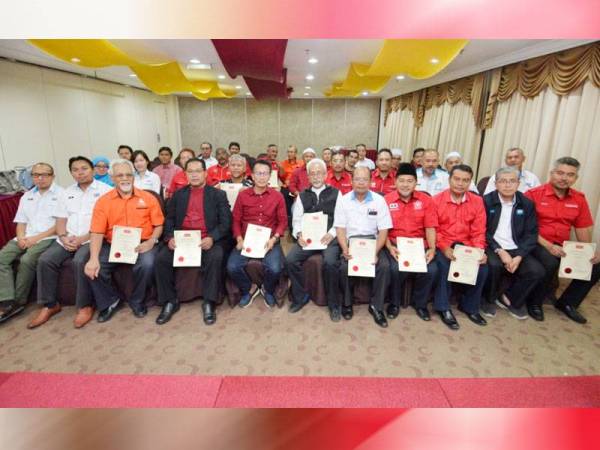 Raja Kamarul Bahrin (tengah) bersama penyelaras Parlimen dan DUN yang dilantik PH di Terengganu.