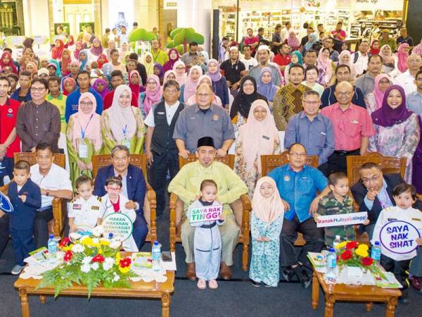 Wan Ahmad Uzir (duduk tiga dari kiri) bergambar kenangan selepas merasmikan Majlis Kick-off #ANAKMALAYSIATINGGI Peringkat Kebangsaan hari ini. - Foto Bernama