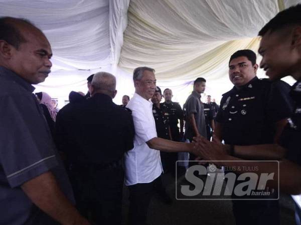 Muhyiddin hadir pada Majlis Perhimpunan Bersama Anggota Polis di Balai Polis Pekan Nanas hari ini. - FOTO SHARIFUDIN ABDUL RAHIM