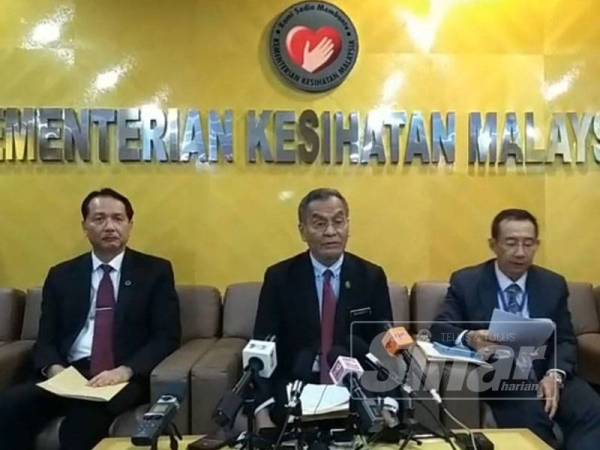 Dzulkefly (tengah) memaklumkan berhubung keputusan kerajaan untuk tidak meneruskan konsesi Pharmaniaga selepas ia berakhir 30 November ini pada sidang media khas secara langsung di Facebook Kementerian Kesihatan Malaysia hari ini.