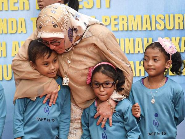 Raja Permaisuri Agong, Tunku Hajah Azizah Aminah Maimunah Iskandariah berkenan memeluk anak-anak Yayasan Fertiliti Tunku Azizah (TAFF) pada Majlis Pelancaran Alpha IVF & Women’s Specialist di Kota Damansara hari ini. - Foto Bernama