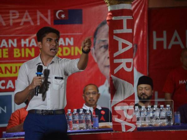 Syed Saddiq ketika menyampaikan ucapan pada Ceramah Harapan di Kampung Sawah di sini malam ini. - FOTO SHARIFUDIN ABDUL RAHIM