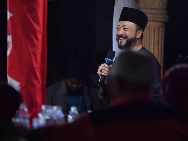 Mukhriz menyampaikan amanatnya di PDM Lubok Sawah di Rumah Sa'don Wakijo Batu 4 Kampung Sawah, Pontian malam ini.  - Foto Bernama