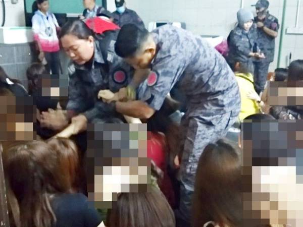 Anggota Imigresen Perak berjaya menahan 30 wanita warga Vietnam yang bekerja di sebuah pusat hiburan di Ipoh malam tadi.