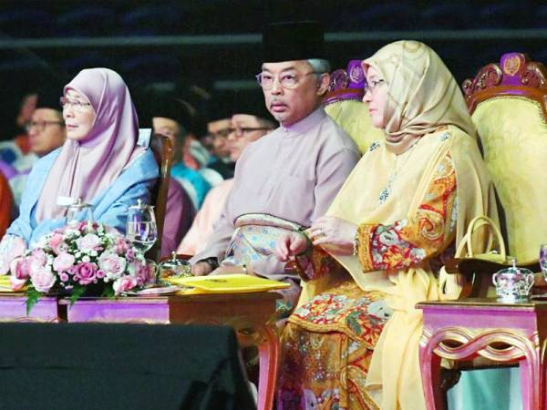 Al-Sultan Abdullah dan Tunku Azizah berkenan mencemar duli pada Majlis Sambutan Maulidur Rasul SAW Peringkat Kebangsaan Tahun 1441H/2019M di Bukit Jalil hari ini. - Foto Bernama