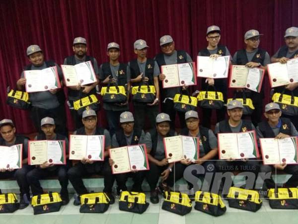 16 peserta daripada komuniti ketukangan bersama peralatan asas perpaipan supaya mereka dapat memulakan pekerjaan dalam bidang itu serta-merta.