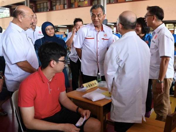 Dr Dzulkefly melawat ruang pemeriksaan kesihatan sebelum merasmikan Kem Kesihatan Bersama Hospital Tung Shin di SJKC Ijok, Bestari Jaya hari ini.