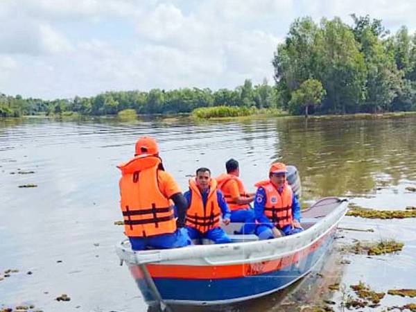 Anggota APM Pasir Mas mencuba bot baharu yang disumbangkan oleh Nadma.