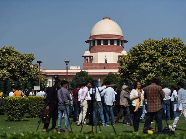 Media berhimpun di kawasan Mahkamah Agung di New Delhi bagi membuat liputan keputusan berhubung isu kontroversi membabitkan lokasi suci di Ayodhya hari ini. - Foto AFP