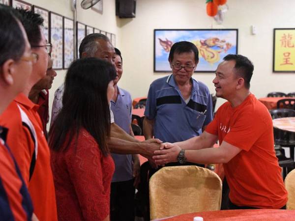 Maszlee (kanan) beramah mesra dengan penduduk tempatan ketika menghadiri sesi dialog dengan NGO Tionghua bagi kempen PRK Tanjung Piai di Kukup hari ini. - Foto Bernama