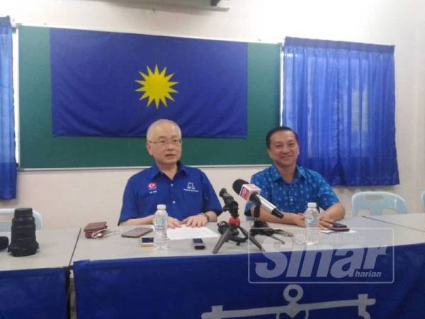 Ka Siong (kiri) bersama Jeck Seng pada sidang akhbar di Bilik Gerakan MCA Pontian hari ini.