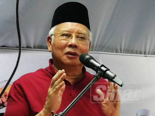 Najib ketika berucap pada program Bikers Berselawat di Bilik Gerakan Barisan Nasional (BN) bagi Pilihan Raya Kecil (PRK) Tanjung Piai di sini malam ini.