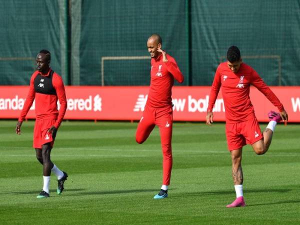 Peledak Liverpool, Sadio Mane, Fabinho dan Roberto Firmino giat menjalani latihan. Foto: AFP