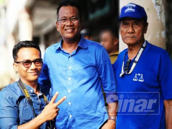 Dua penyokong BN tidak melepaskan peluang bergambar bersama Nash (tengah) pada program bersarapan bersama bekas Perdana Menteri, Datuk Seri Najib Tun Razak di Restoran Kheng Guan Hiong pagi tadi.