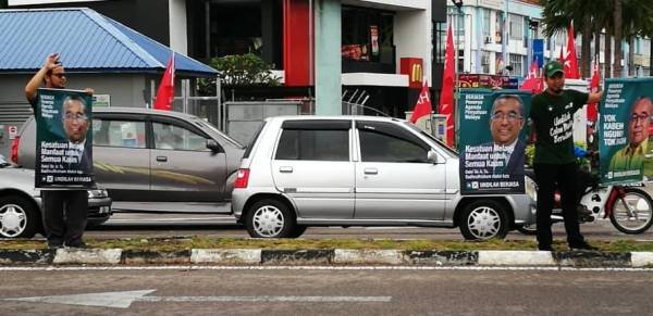 Penyokong Berjasa berkempen di persimpangan lampu isyarat berhampiran Pusat Perdagangan Pontian pagi tadi.