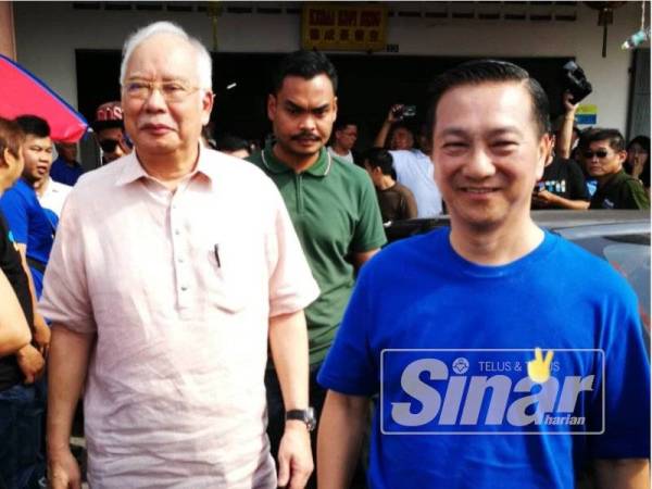 Najib (kiri) bersama calon BN, Wee Jeck Seng sempena program sarapan berkenaan di Pontian hari ini.