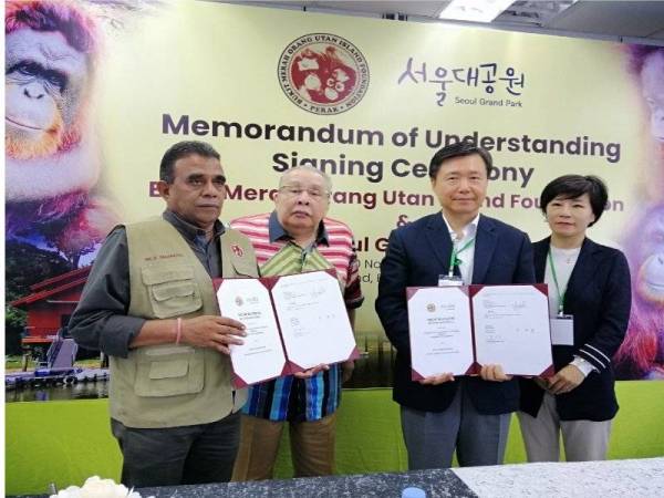 Mustapha Kamal (dua dari kiri) menyaksikan MoU antara YPOUBM diwakili Ketua Pegawai Eksekutifbya, Dr D Sabapathy bersama Ketua Pengarah Seoul Grand Park, Song Chun Hun (dua dari kanan).