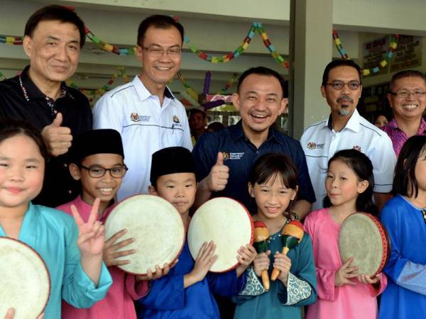 Menteri Pendidikan, Dr Maszlee Malik yang juga Ahli Parlimen Simpang Renggam bergambar bersama murid-murid yang juga ahli kompang Sekolah Jenis Kebangsaan (C) Tah Tong Pontian ketika lawatan kerja beliau ke sekolah-sekolah hari ini. -foto: BERNAMA