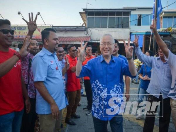 Ka Siong bergurau dengan menunjukkan 2 jari sementara Jentera PH menunjukkan 4 jari selepas terserempak di hadapan Terminal Feri Antarabangsa Kukup hari ini. - Foto: Sharifudin Abdul Rahim