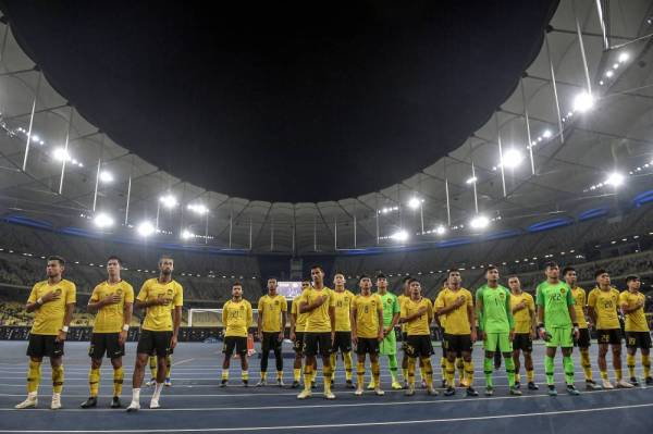 Skuad Harimau Malaya memberi penghormatan kepada para penyokong selepas berakhirnya perlawanan persahabatan antarabangsa menentang Tajikistan di Stadium Nasional, Bukit Jalil malam semalam.
