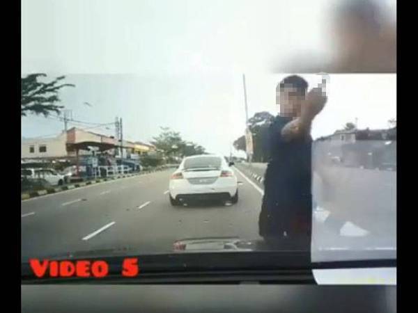 Seorang lelaki ditahan polis dipercayai terlibat dalam kes buli jalan raya terhadap seorang pemandu wanita dalam kejadian yang berlaku di Jalan Johor Jaya, Jumaat lepas.