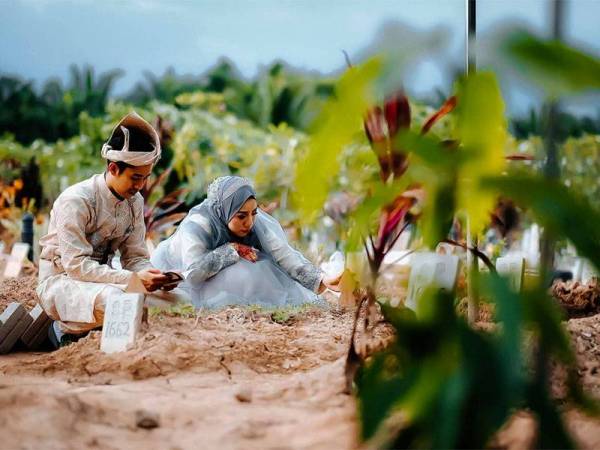 Gambar pasangan pengantin berada di pusara bapa menimbulkan rasa sebak netizen. - Foto Fitrin Ruslee